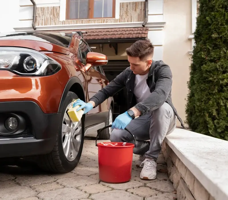 Lavage auto à domicile Lucquy : professionnel intervenant sur un véhicule